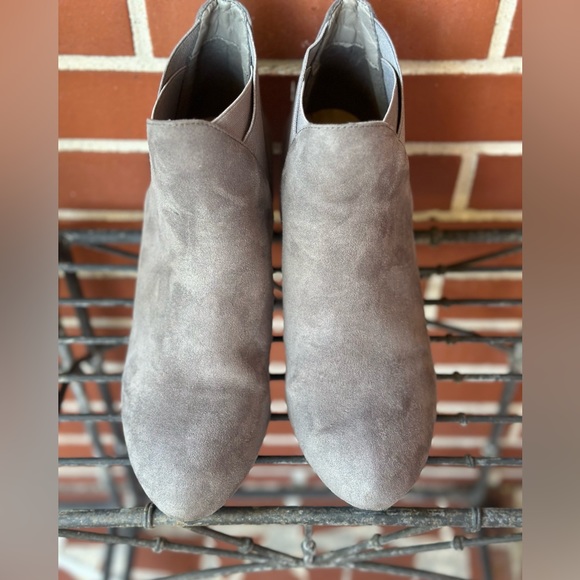 LIKE NEW | NEW DIRECTIONS Women’s Gray Faux Suede Tarby booties l Size 9 - Picture 3 of 8